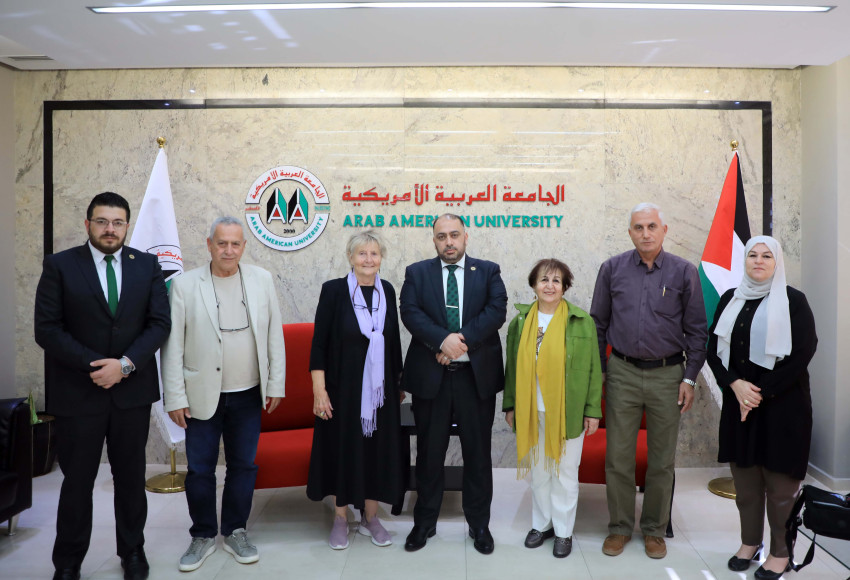 استقبلت الجامعة العربية الامريكية وفداً من حملة شيفيلد للتضامن مع فلسطين ومركز ابداع المعلم والذي زار الجامعة بهدف بحث التعاون الأكاديمي والبحثي، ولقاء طلبة الجامعة المستفيدين من الدعم المالي الذي تقدمه الحملة لإكمال دراستهم الجامعية.  واستقبل الوفد الضيف الدكتور حازم خنفر نائب رئيس الجامعة للشؤون الاكاديمية، والدكتور عماد فشافشة عميد شؤون الطلبة، والأستاذ فراس صيفي مدير العلاقات العامة، حيث ضم الوفد السيدة كيرستي رايت والسيدة غادة رباح ممثلتا لجنة صندوق حملة شيفيلد للتضامن مع فلسطين من بريطانيا في الضفة ال